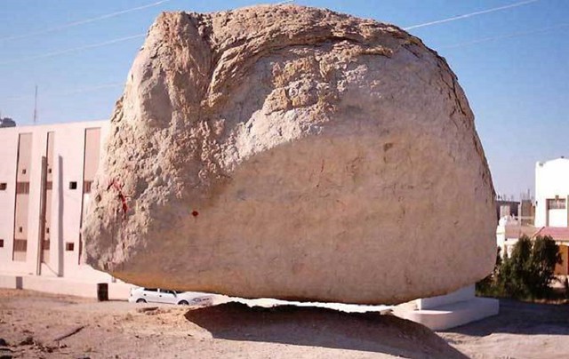 4851 Floating Rock “Miracle” – Surprising Rock in Saudi Arabia 01