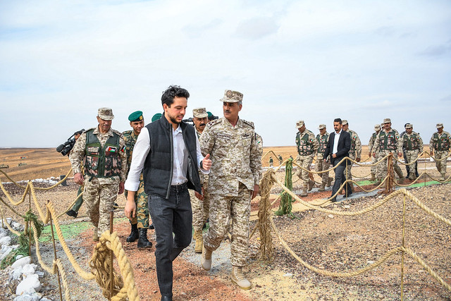 سمو الأمير الحسين بن عبدالله الثاني، ولي العهد، يتابع تمرينا عسكريا نفذته إحدى وحدات المنطقة العسكرية الجنوبية بمشاركة عدد من منتسبي الأمن العام وقوات الدرك والدفاع المدني