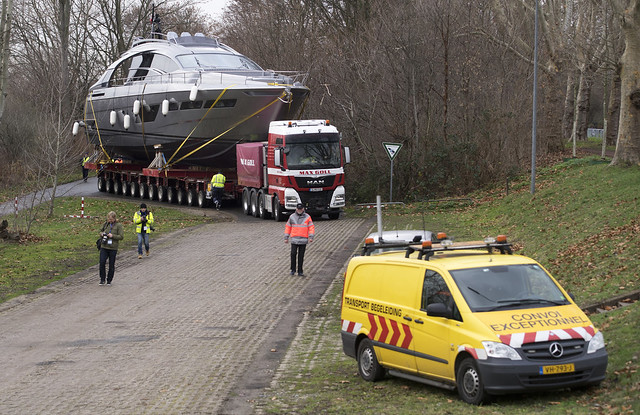 Schwertransporte von Luxusyachten zur Boot 2019 in Düsseldorf.