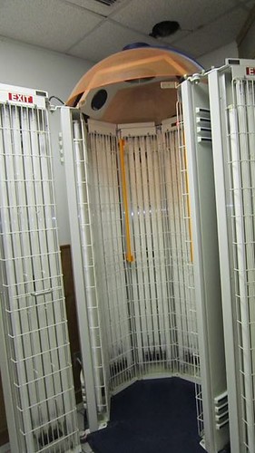 Stand Tanning Bed | by DakilAuctioneers
