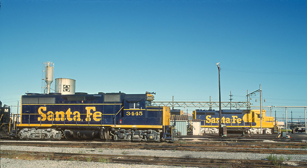ATSF GP35 3445 and GP30 3223 at the diesel servicing area … | Flickr