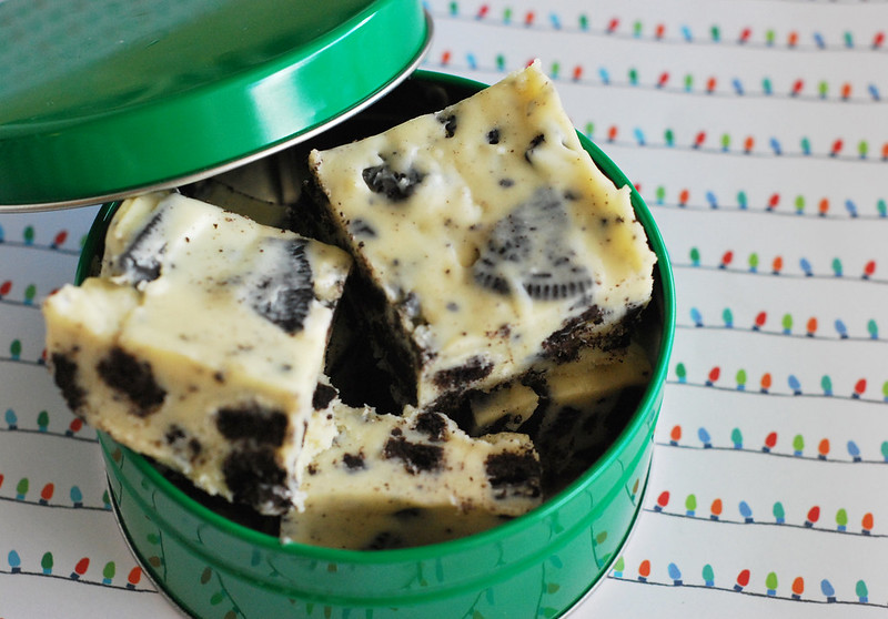 Cookies and Cream Fudge - easy 3 ingredient white chocolate fudge with chopped Oreos! Perfect for holiday cookie tins and parties.
