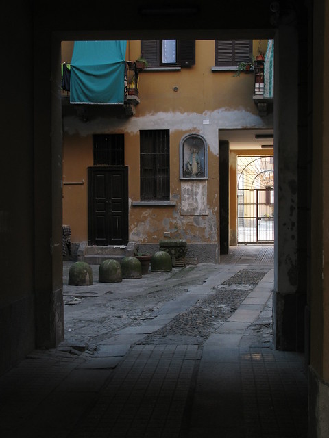 Cortile, Maciachini, Milano, dicembre 2010.