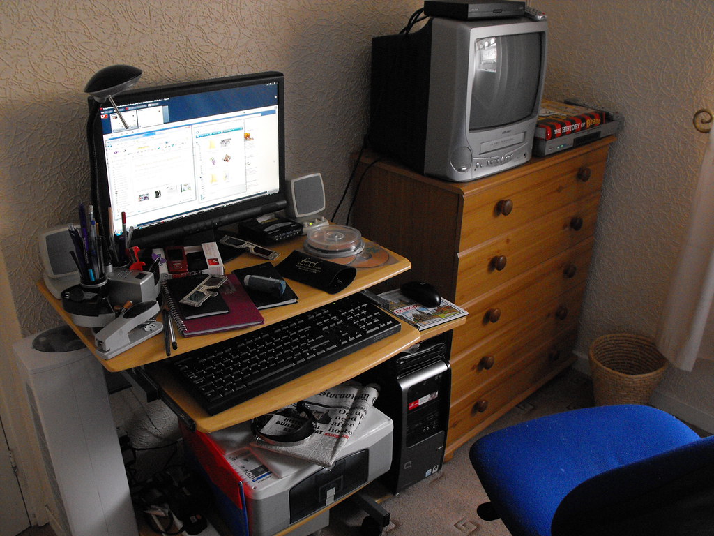 My Desktop | My old computer table, it was too small, I gave… | Flickr