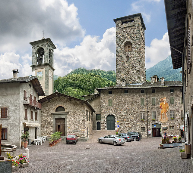Gromo - Piazza Dante, il castello Ginami eretto nel 1226 - Borgo medievale (Medieval village)