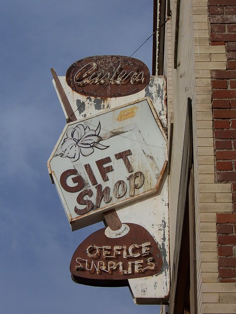 Custer's Gift Shop sign