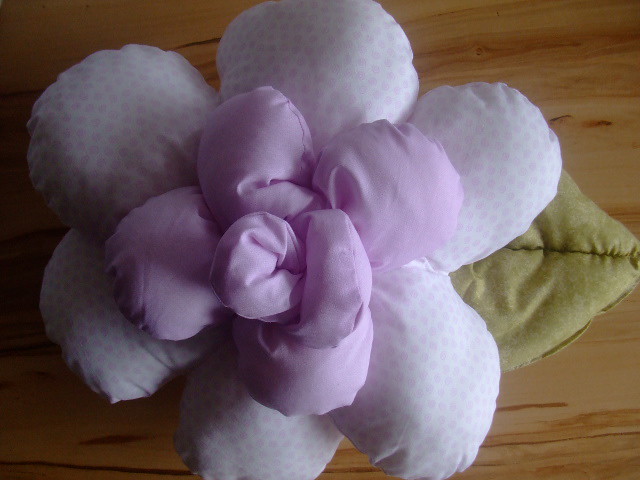 Delicada almofada em forma de flor