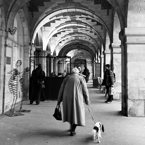 Une passante | (Paris, février 2011) | Gustave Deghilage | Flickr