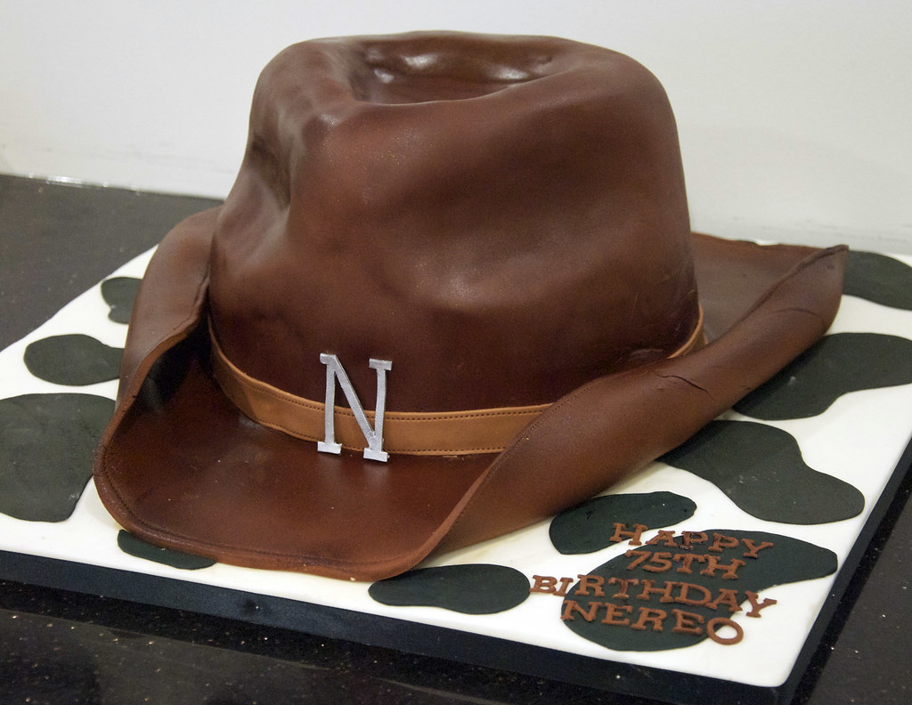 Как слепить ковбоя. Торт в виде ковбойской шляпы. Торт ковбойская шляпа. Ковбойская шляпа из мастики. Торт шляпа ковбоя.