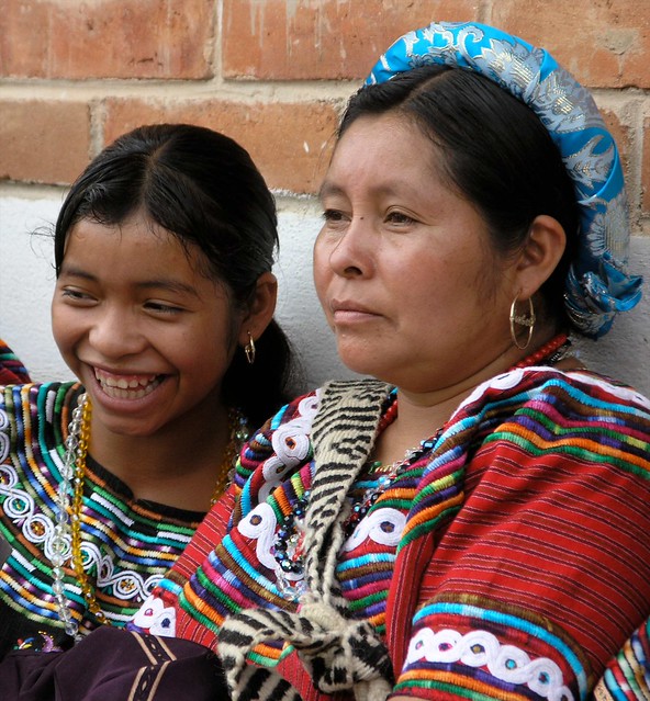Madre e hija en la Fiesta del pueblo; Joyabaj, El Quiché, Guatemala