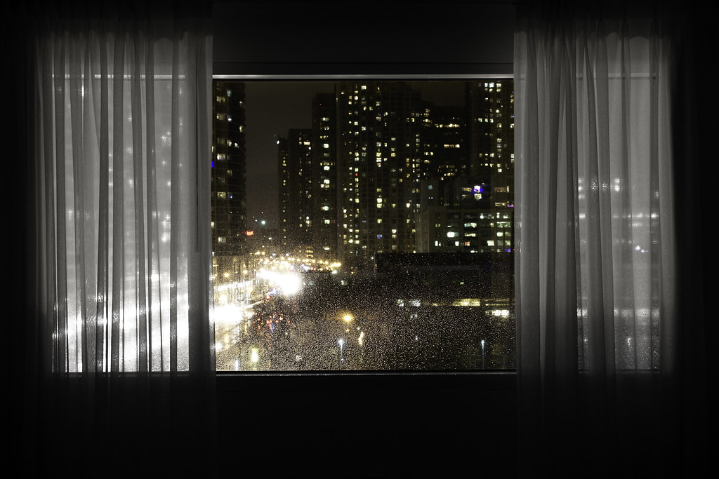 The window last night. Ночные окна. Окно ночью. Ночной город в окне. Ночной вид из окна.