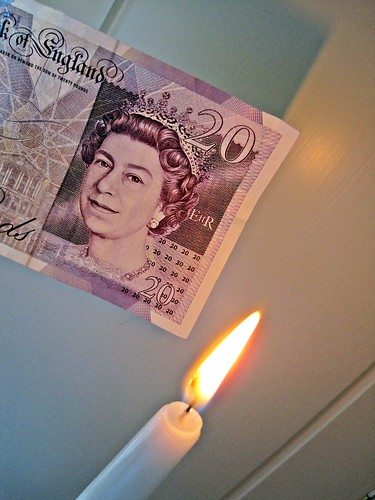 Burning Notes | A £20 note is about to be burnt. Like much o… | Flickr