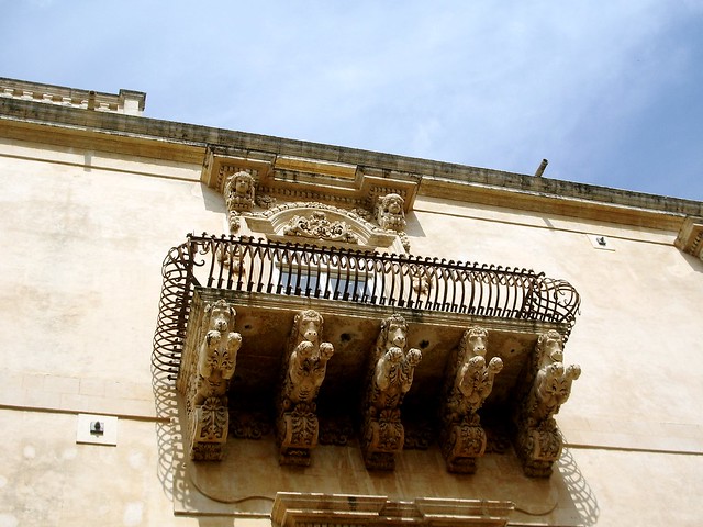 Noto -   (Sicilia)   -    un balcone.-