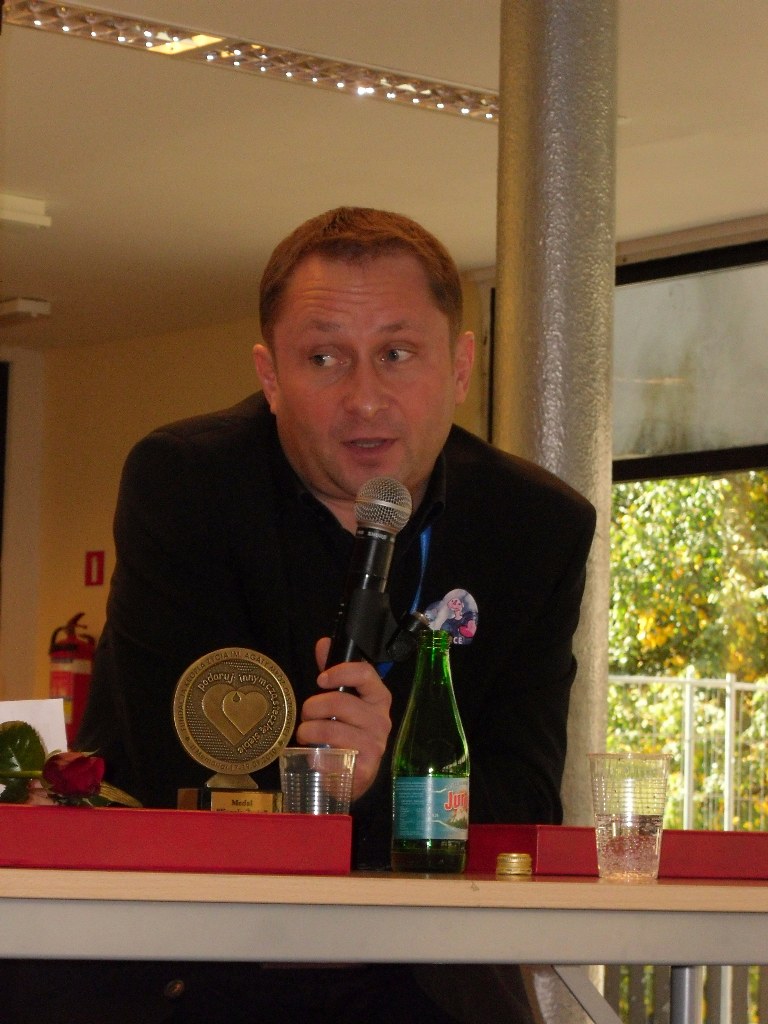Magyar Péter leontottek borral Szekszárdon
