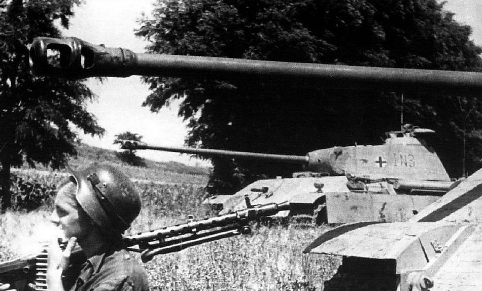 Wehrmacht soldier armed with a MG-34 (Maschinengewehr 34) … | Flickr