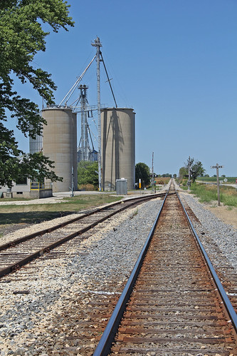 grainelevators tracks railroadtracks colesillinois illinoiscentralrailroad canadiannational cnontheformerillinoiscentral illinois