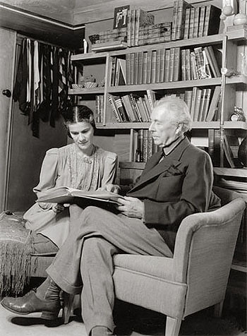 Frank Lloyd Wright et sa femme (1936) : Une photo de Wright à droite et de sa femme à gauche, ils regardent un livre ensemble.