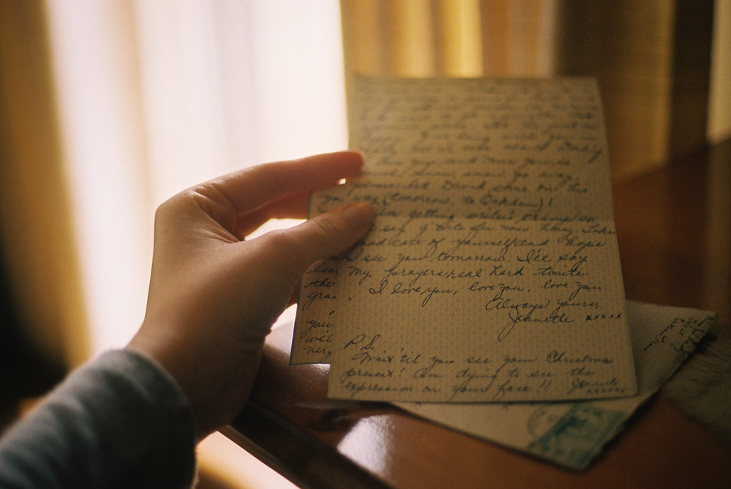 Писать помниться. Письмо. Фотография письма. Письмо картинка. Письмо на столе.