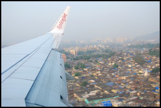 SpiceJet Boeing 737-800 (VT-SPR) final approach into Mumbai