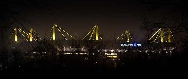 Westfalenstadion bei Nacht