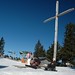 vrcholový kříž s lavičkou a výhledem, někdy až na Alpy, foto: Radek Holub