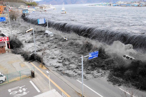 Tsunami in Japan 2011 | A wave approaches Miyako City from t… | Flickr