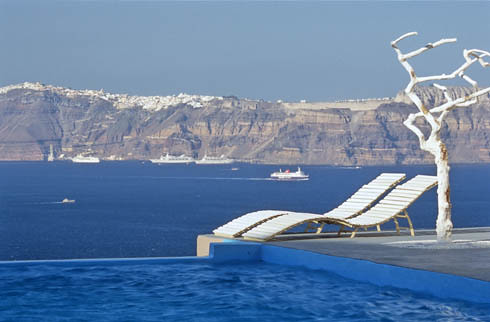 Astarte Suites Infinity pool in Santorini