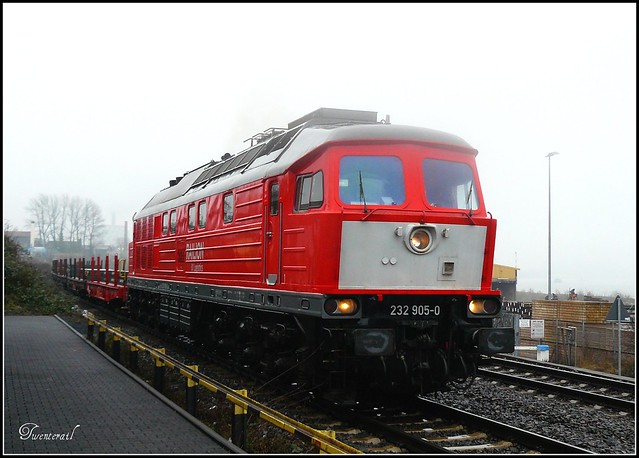 DBS 232 905 met een trein beladen met dikke staalplaten.