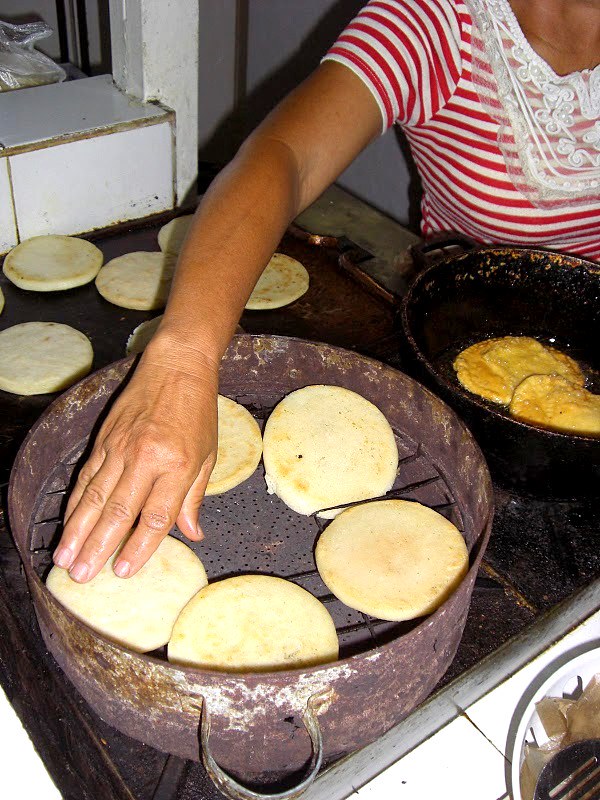 Budare Arepas de maíz pelao, cocinándose en un budare impro…