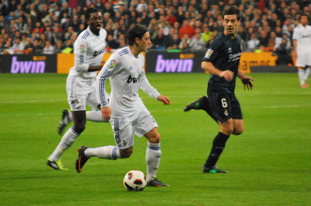 Ozil y Adebayor - Real Madrid 4 - Real Sociedad 1 6 de febre
