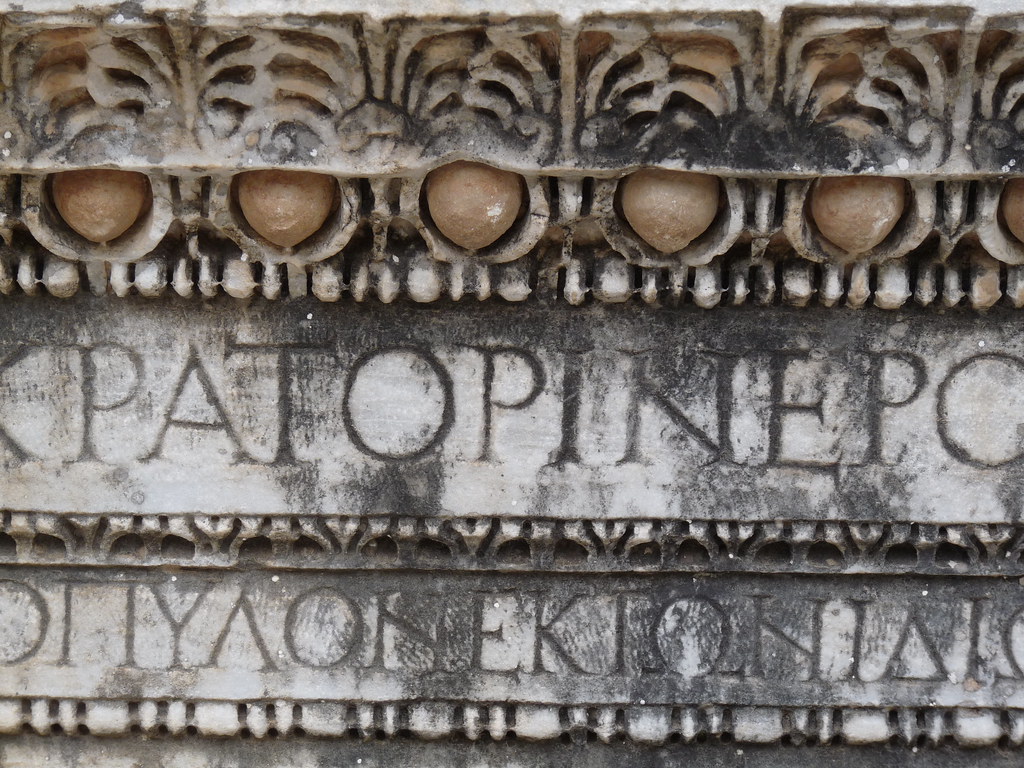 Греческая табличка. Греческие надписи. Надпись на древнегреческом языке. Надпись на греческом языке. Древнегреческий шрифт на Камне.