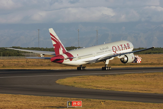 Qatar Boeing 777-200LR at CPT (A7-BBC)