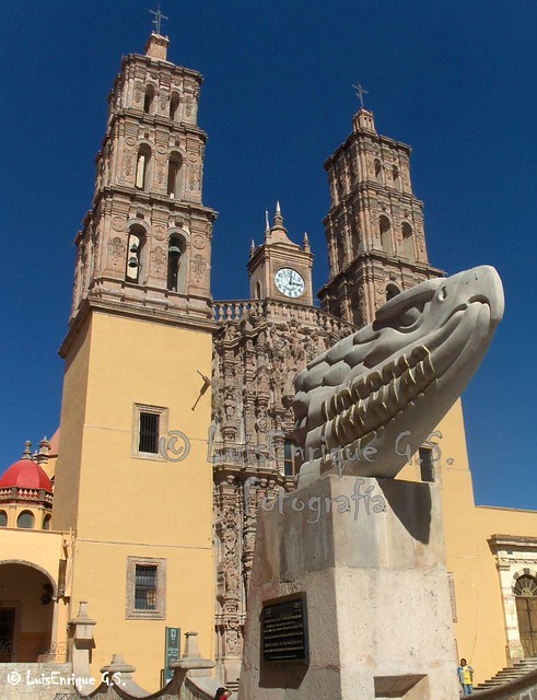 Parroquia de Nuestra Señora de los Dolores y Estelas de la Independencia - Dolores Hidalgo - Guanajuato -  México - Barroco Churrigueresco