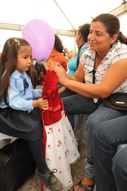 Petra Alvarado, madre de Daniela, le coloca el vestido que la pequeña recibió como regalo de la Prefectura.