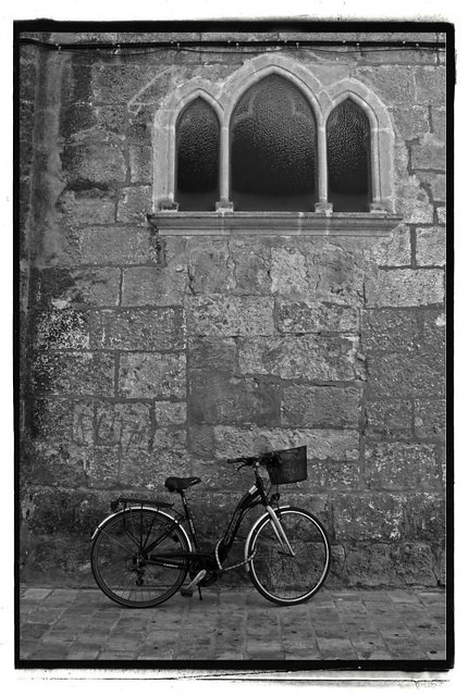 Iglesia y bicicleta