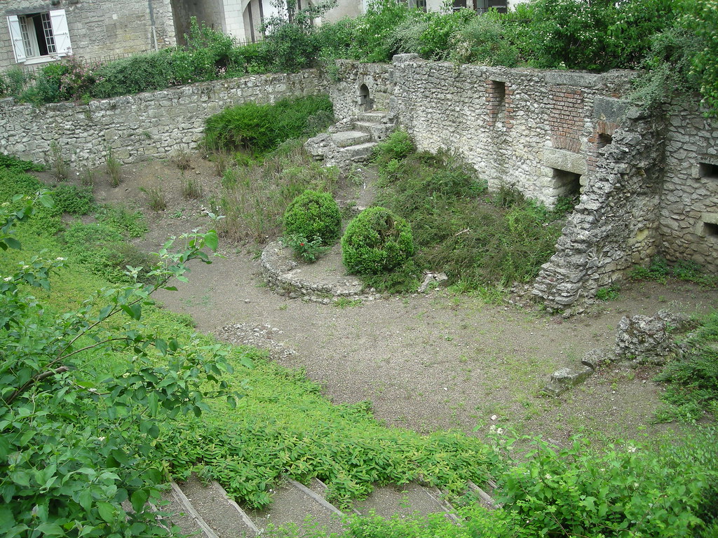 Ruines transformées en jardin