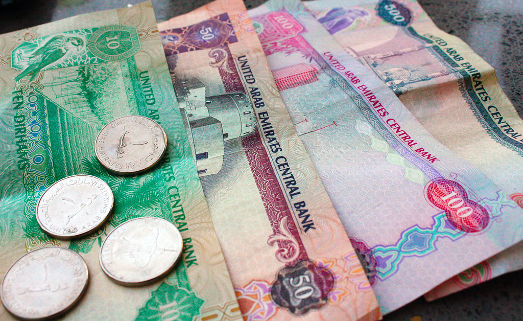 Курс обмена доллара на дирхамы. Валюта дирхам ОАЭ. Купюры дирхамы ОАЭ. Валюта Эмиратов дирхамы. Деньги арабских Эмиратов.