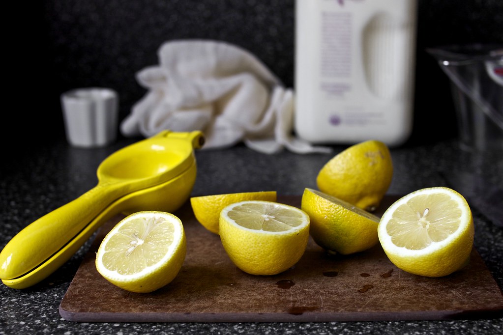 Лимонная кислота. Лимон и сок лимона пропорции. Пропорции лимонного сока для воды с лимоном. Консерванты в лимонной воде что это. Сок из лимона в домашних условиях