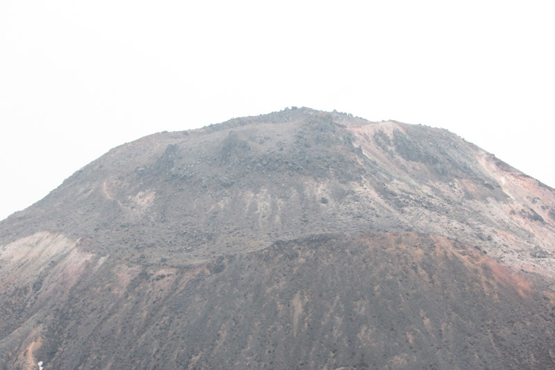 茶臼岳の山頂が見える