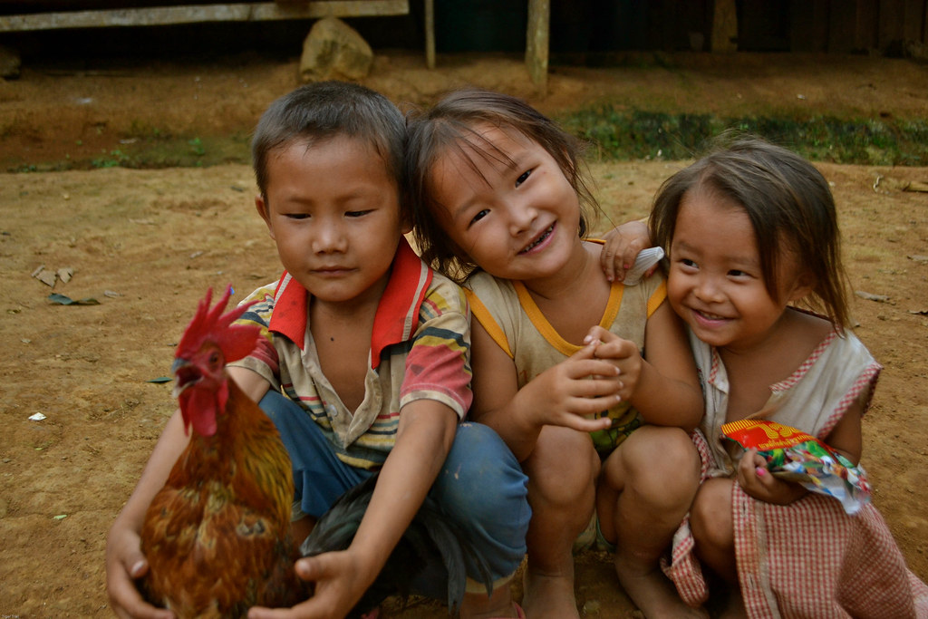 Тайцы видео. Семья Лаос. Мальчик в Лаосе. Лаос люди. Лаос девушки фото.