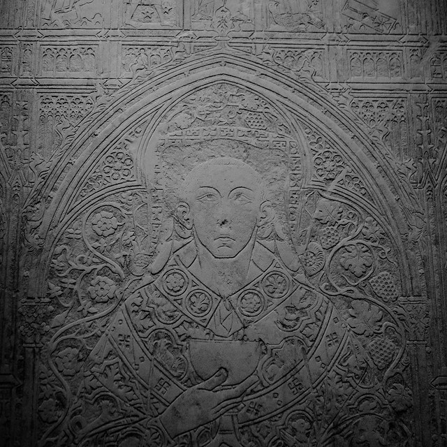 Dalle funéraire de Jean Casse (mort en 1350), chanoine et chancelier de la cathédrale de Noyon. Musée du Louvre (Paris, France)