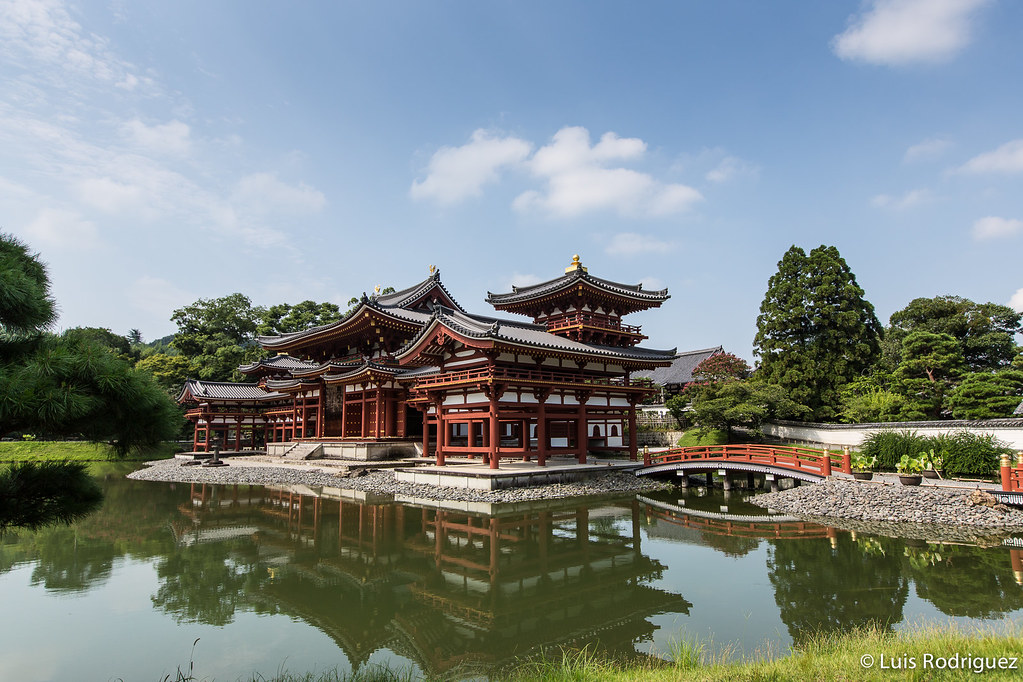 Vista lateral del templo Byodo-in en Uji, a las afueras de Kioto