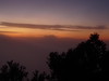 Merapi, vychází slunce, v pozadí sopka Lawu, foto: Petr Nejedlý
