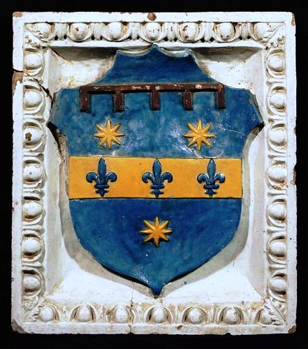 La terracotta robbiana raffigurante lo stemma della famiglia del Giocondo