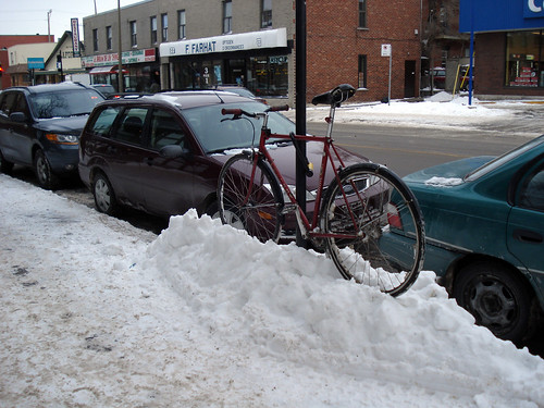 parking | Un vélo stationné sur un petit banc de neige. A bi… | Flickr