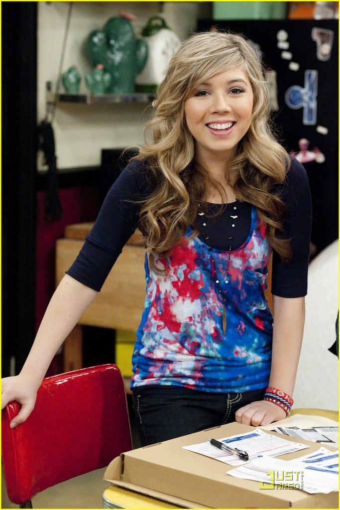 iCARLY 303 iSell penny tees Sam Puckett (Jennette McCurdy) in iCarly on Nic...