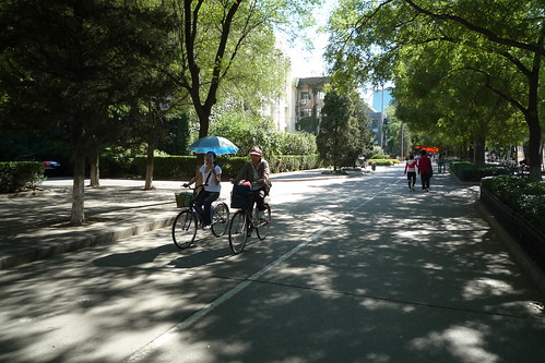 à vélo dans les allées du campus