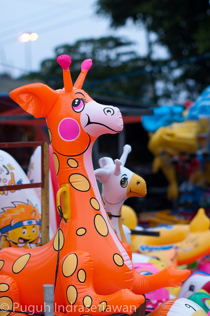 Giraffe-shaped baloon