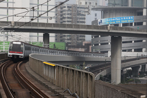 Northbound train departs Lai King station on a viaduct