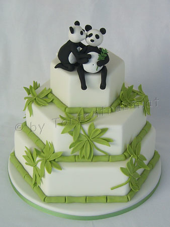 Panda Brautpaar auf Bambus Hochzeitstorte